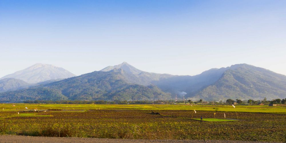 Jika kamu mau mendaki Januari ini, hindari 12 gunung di Indonesia ini