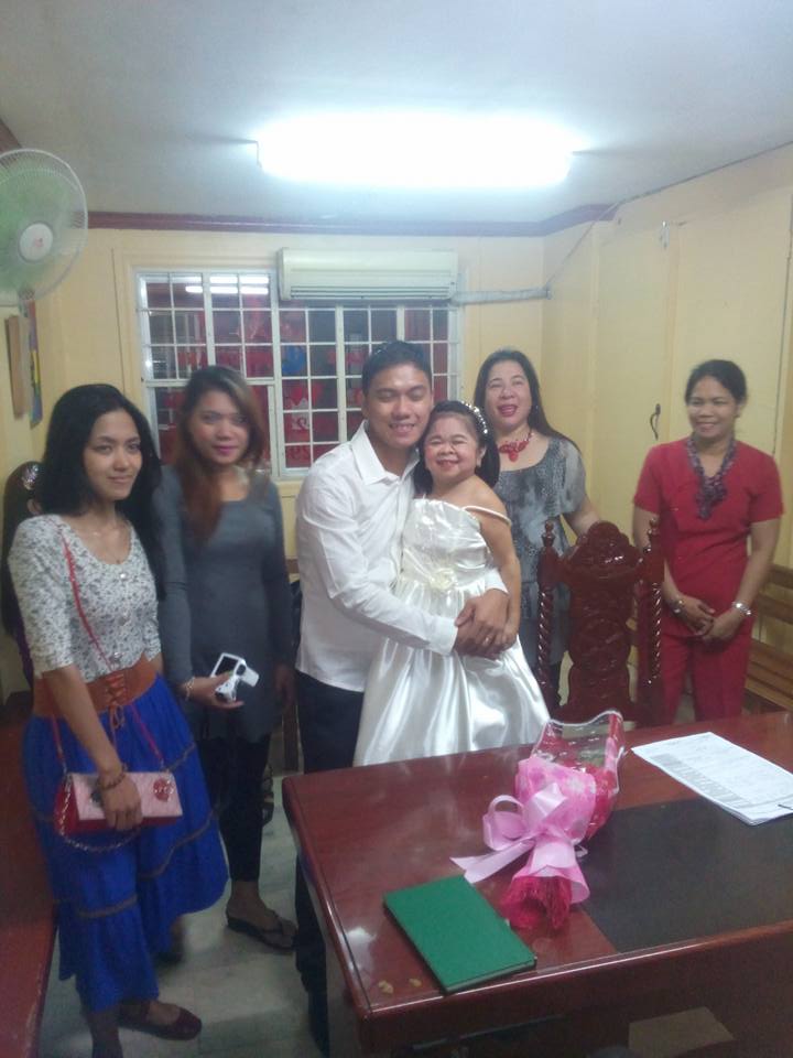 Bahagianya wanita mungil ini, dipersunting pria muda nan rupawan