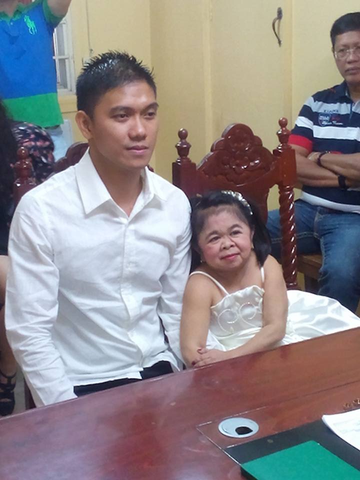 Bahagianya wanita mungil ini, dipersunting pria muda nan rupawan