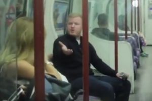 Pria ini memarahi mama muda yang menyusui bayi di dekatnya, kok bisa?