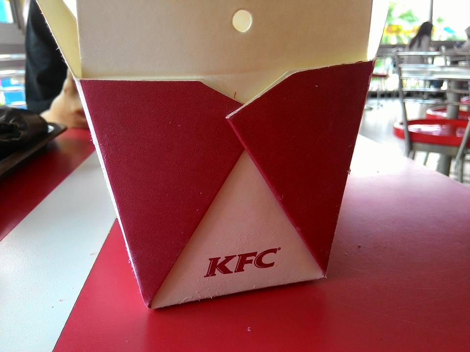 Jumpai banyak kejanggalan, pelanggan ini curiga KFC pakai wadah bekas