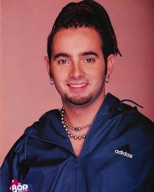 19 Gaya fashion era 90-an yang selalu dirindukan, khas banget!