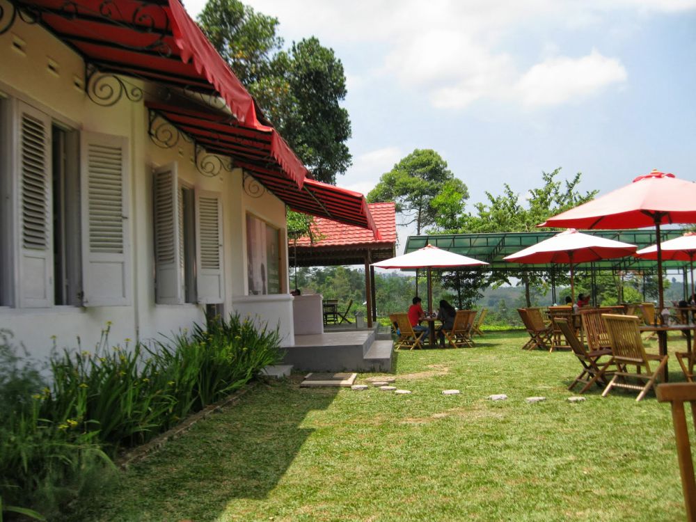 Melepas penat dengan mencicipi teh di rumah teh tertua warisan Belanda