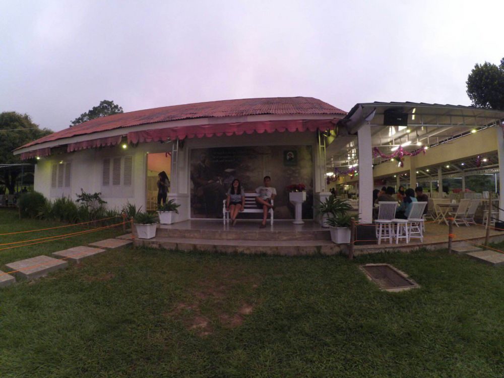 Melepas penat dengan mencicipi teh di rumah teh tertua warisan Belanda