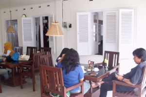 Melepas penat dengan mencicipi teh di rumah teh tertua warisan Belanda