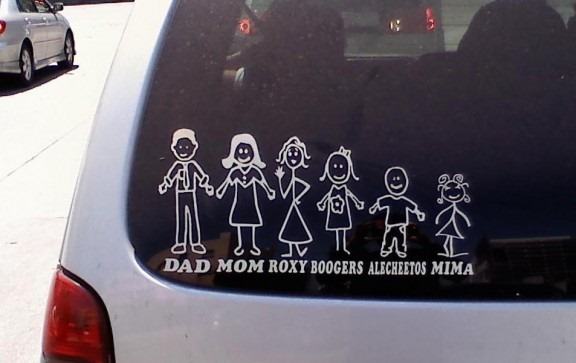 Hindari! Ini bahaya menempel stiker ayah, ibu dan anak di mobil