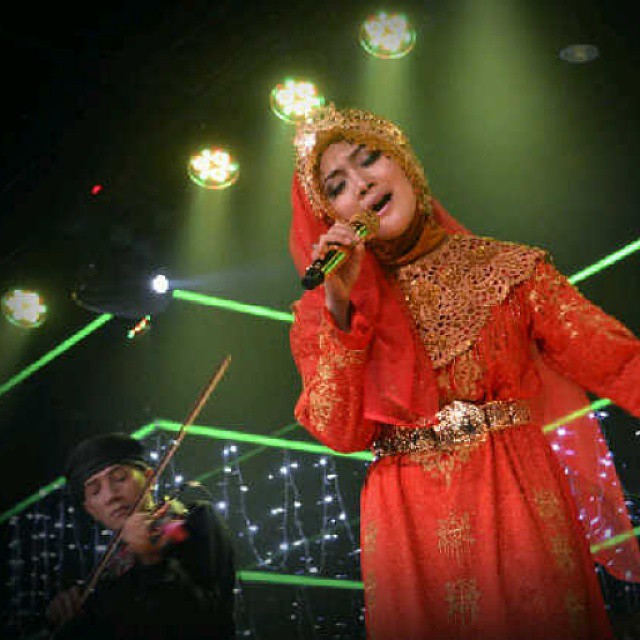 Ingat Sulis, si penyanyi religi cilik? kini makin cantik dan modis! Ingat Sulis, si penyanyi religi cilik? kini makin cantik dan modis!