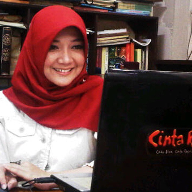 Ingat Sulis, si penyanyi religi cilik? kini makin cantik dan modis! Ingat Sulis, si penyanyi religi cilik? kini makin cantik dan modis!