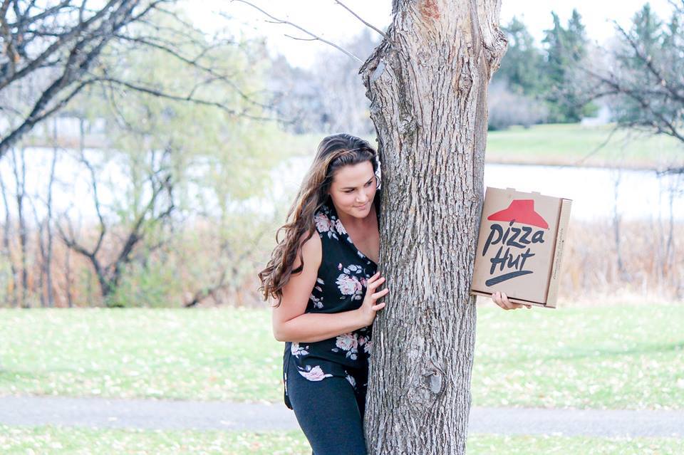 Iseng foto mesra dengan pizza, gadis ini malah dapat kado tak terduga