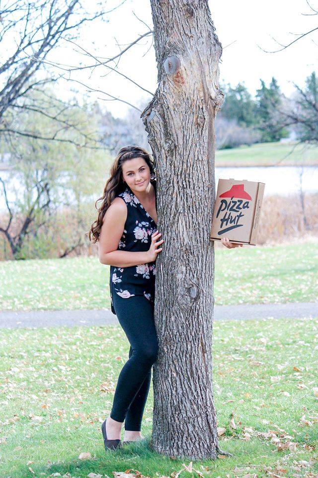 Iseng foto mesra dengan pizza, gadis ini malah dapat kado tak terduga