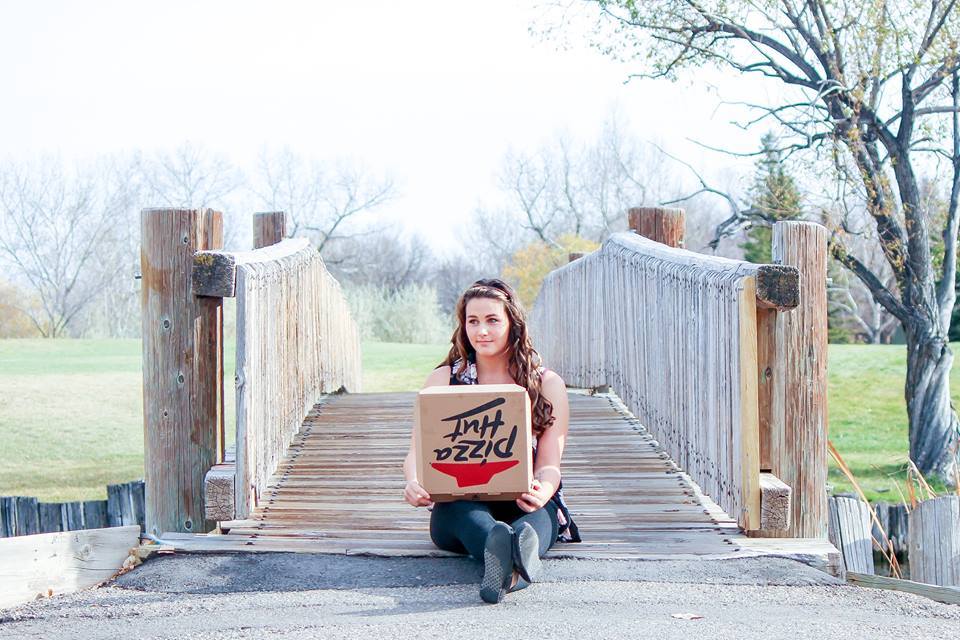 Iseng foto mesra dengan pizza, gadis ini malah dapat kado tak terduga