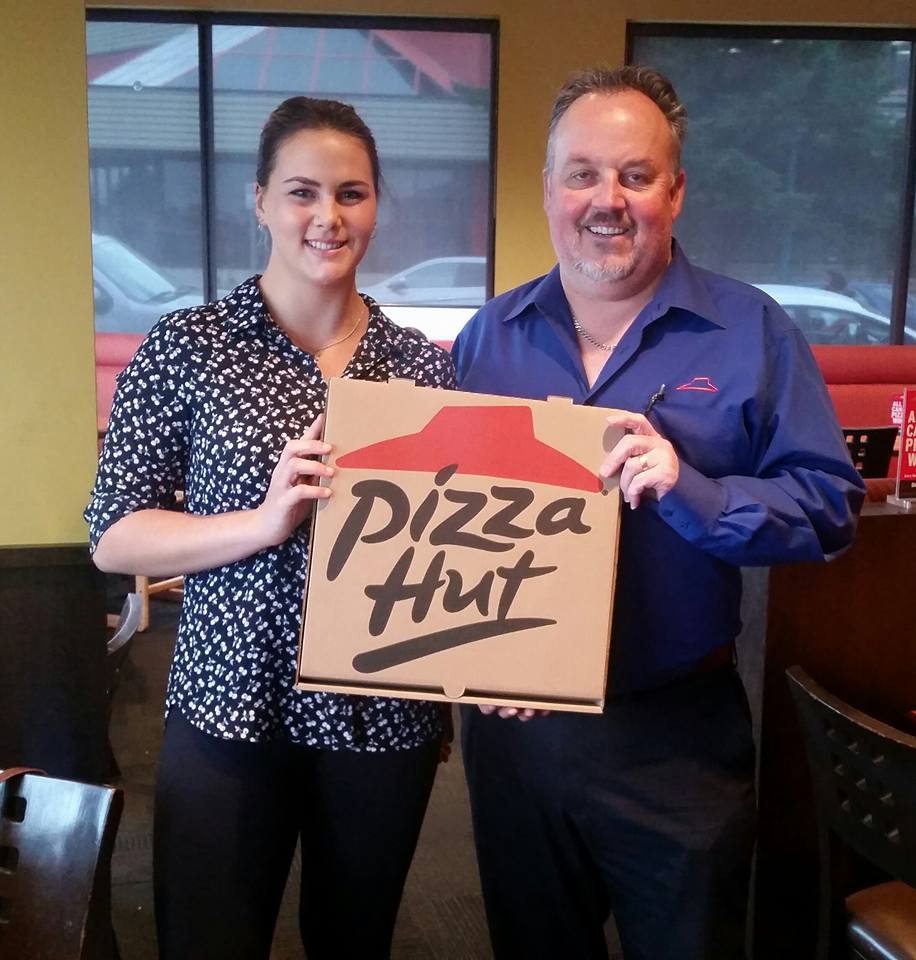 Iseng foto mesra dengan pizza, gadis ini malah dapat kado tak terduga