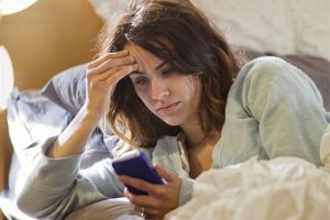 Mengecek email sepulang kerja bisa picu stres, kok bisa ya?