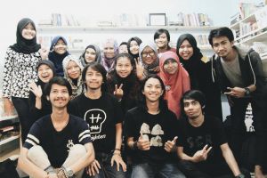 Minat baca turun, dua anak muda ini bikin komunitas gemar buku, keren!