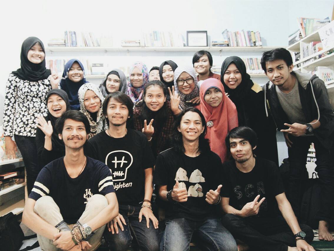 Minat baca turun, dua anak muda ini bikin komunitas gemar buku, keren!