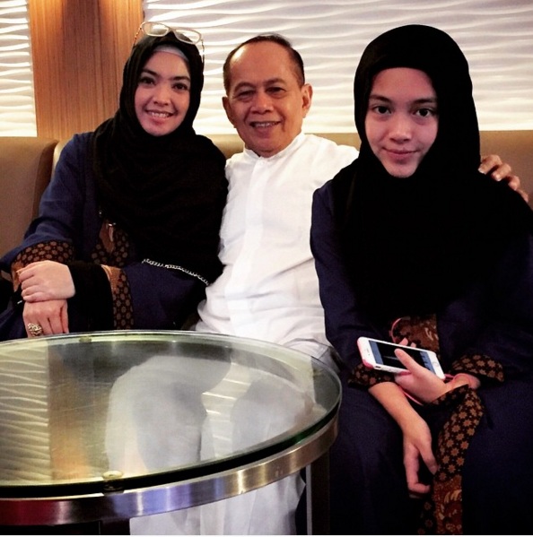 10 Istri politisi ini punya paras cantik, duh bikin iri! 10 Istri politisi ini punya paras cantik, duh bikin iri!