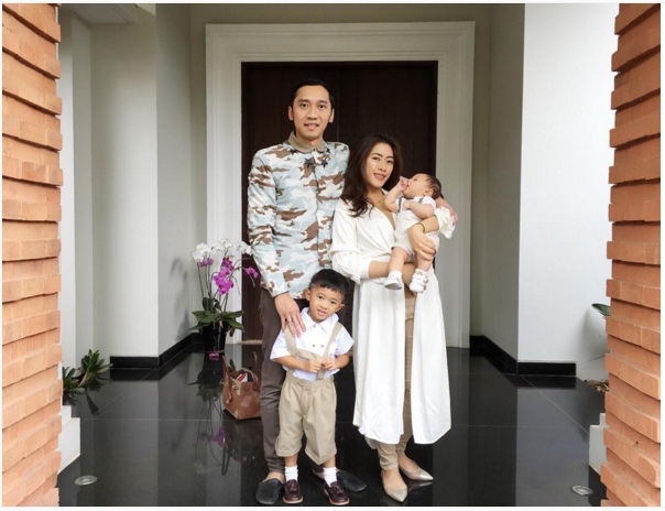 10 Istri politisi ini punya paras cantik, duh bikin iri! 10 Istri politisi ini punya paras cantik, duh bikin iri!