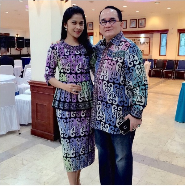 10 Istri politisi ini punya paras cantik, duh bikin iri! 10 Istri politisi ini punya paras cantik, duh bikin iri!