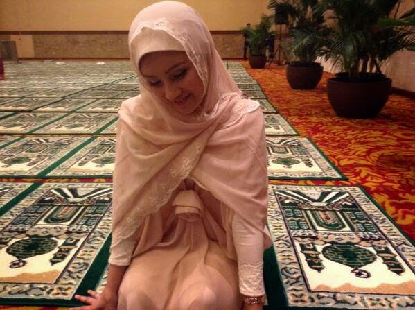 10 Istri politisi ini punya paras cantik, duh bikin iri! 10 Istri politisi ini punya paras cantik, duh bikin iri!