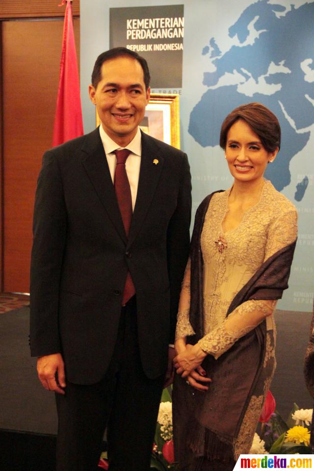 10 Istri politisi ini punya paras cantik, duh bikin iri! 10 Istri politisi ini punya paras cantik, duh bikin iri!