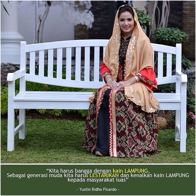 10 Istri politisi ini punya paras cantik, duh bikin iri! 10 Istri politisi ini punya paras cantik, duh bikin iri!