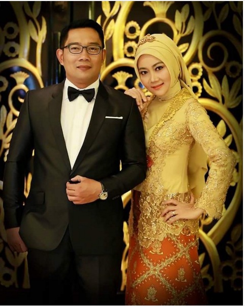 10 Istri politisi ini punya paras cantik, duh bikin iri! 10 Istri politisi ini punya paras cantik, duh bikin iri!