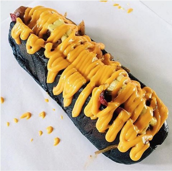 10 Kuliner serba hitam pekat ini ngetren banget, kamu sudah coba?