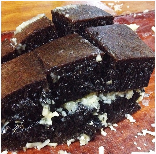 10 Kuliner serba hitam pekat ini ngetren banget, kamu sudah coba?