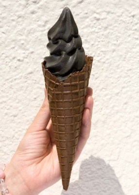 10 Kuliner serba hitam pekat ini ngetren banget, kamu sudah coba?