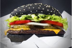 10 Kuliner serba hitam pekat ini ngetren banget, kamu sudah coba?