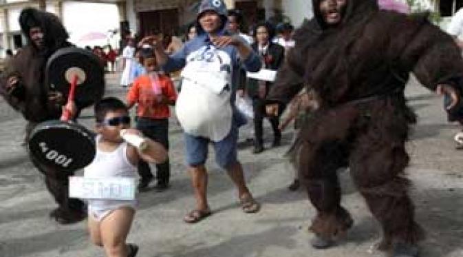 20 Gaya unik orang Indonesia saat karnaval, kocak banget!