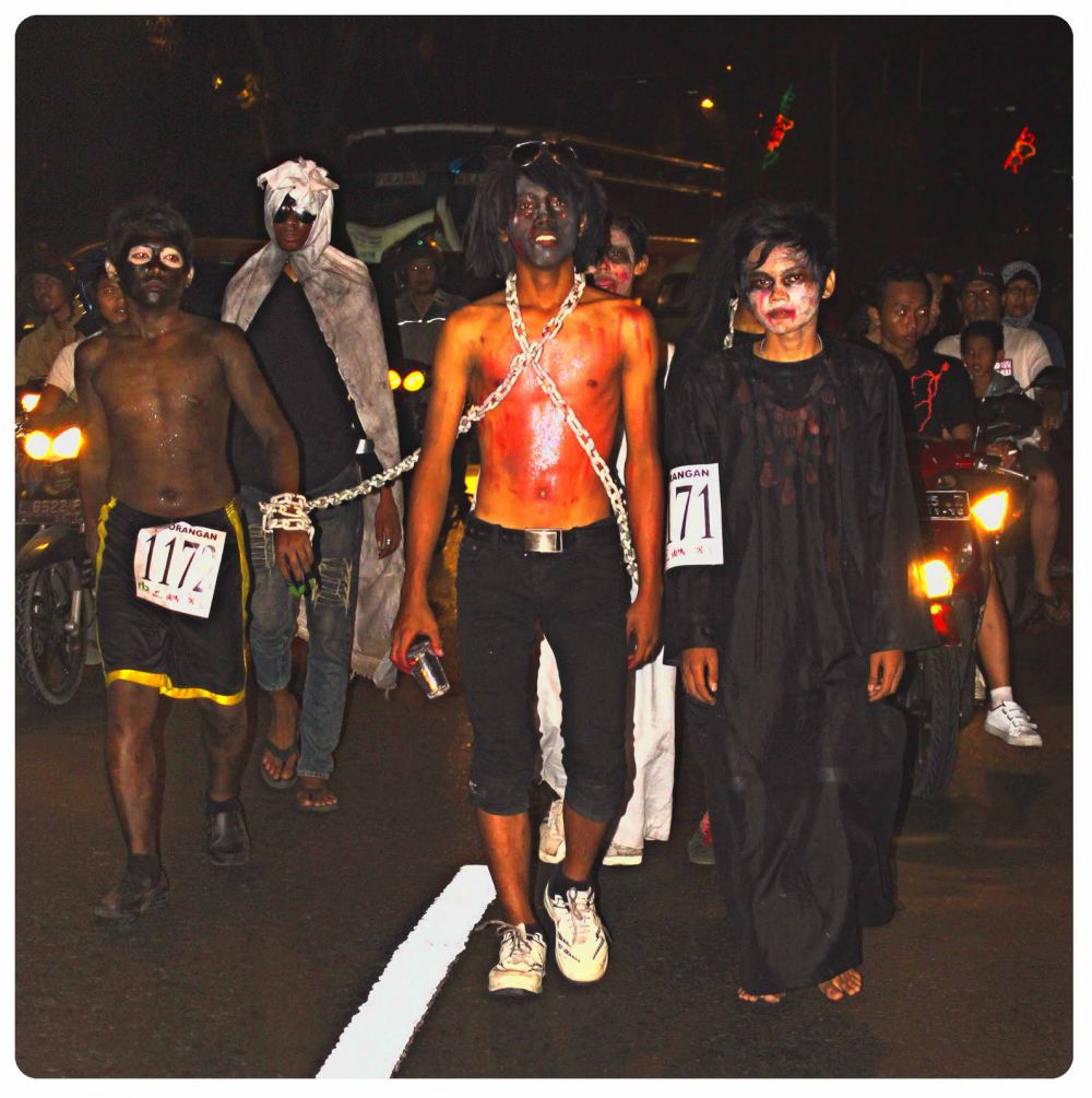 20 Gaya unik orang Indonesia saat karnaval, kocak banget!