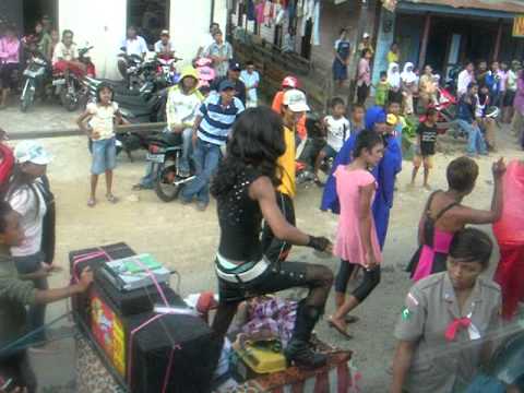 20 Gaya unik orang Indonesia saat karnaval, kocak banget!