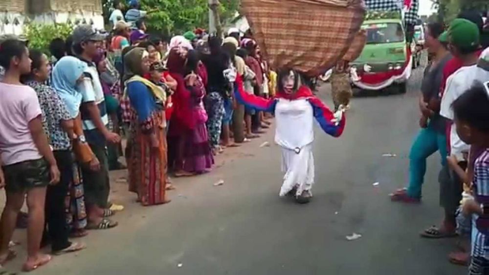 20 Gaya unik orang Indonesia saat karnaval, kocak banget!