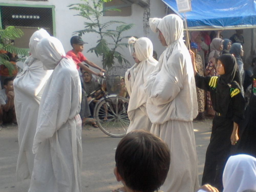 20 Gaya unik orang Indonesia saat karnaval, kocak banget!