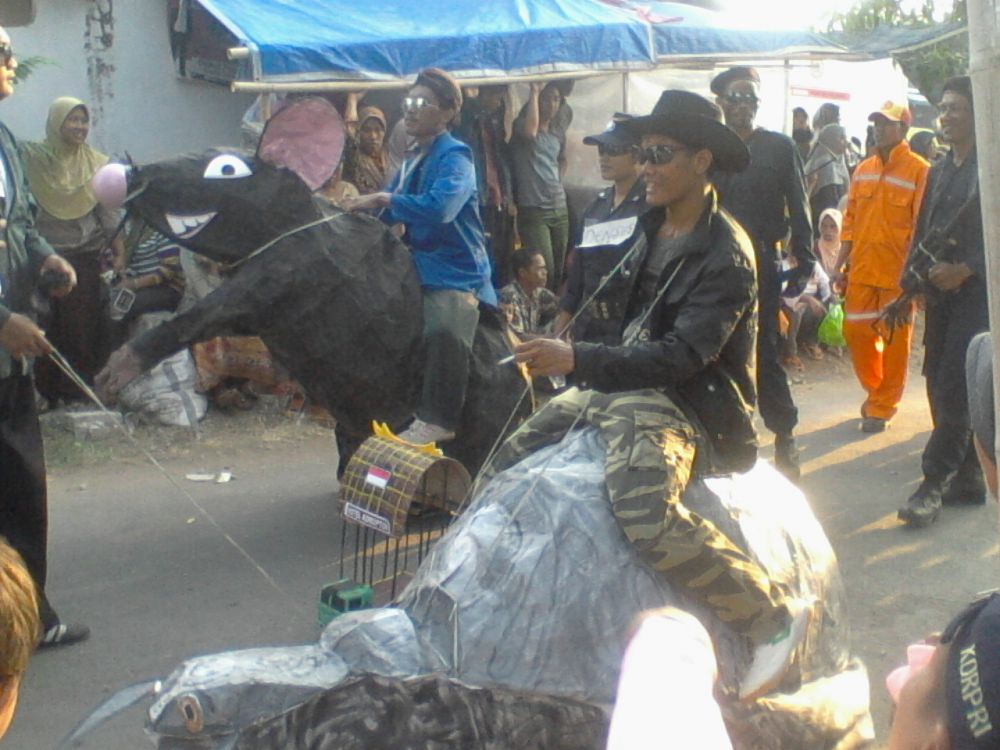 20 Gaya unik orang Indonesia saat karnaval, kocak banget!