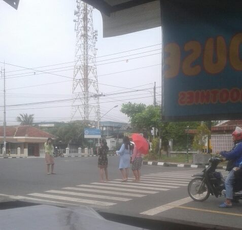 Tren selfie baru, ABG berpose di zebra cross saat lampu merah!