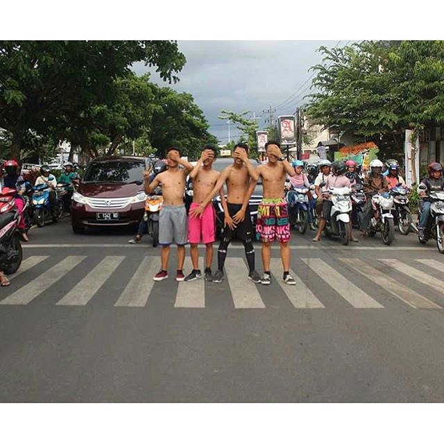 Tren selfie baru, ABG berpose di zebra cross saat lampu merah!