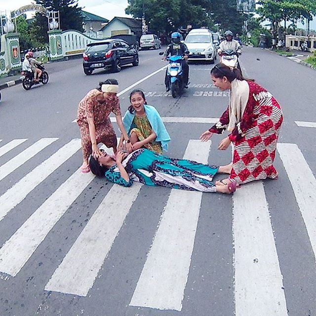 Tren selfie baru, ABG berpose di zebra cross saat lampu merah!