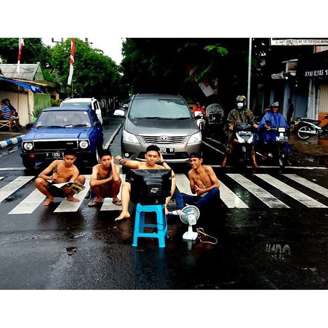 Tren selfie baru, ABG berpose di zebra cross saat lampu merah!