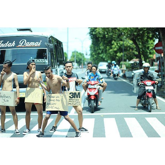 Tren selfie baru, ABG berpose di zebra cross saat lampu merah!