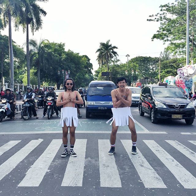 Tren selfie baru, ABG berpose di zebra cross saat lampu merah!