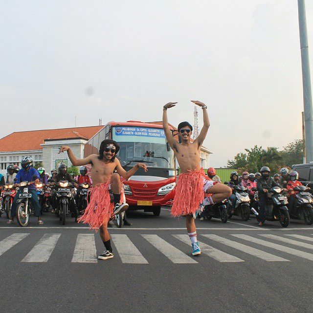Tren selfie baru, ABG berpose di zebra cross saat lampu merah!