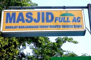 Sholat jamaah di masjid full AC ini gratis kopi lho, asyik!