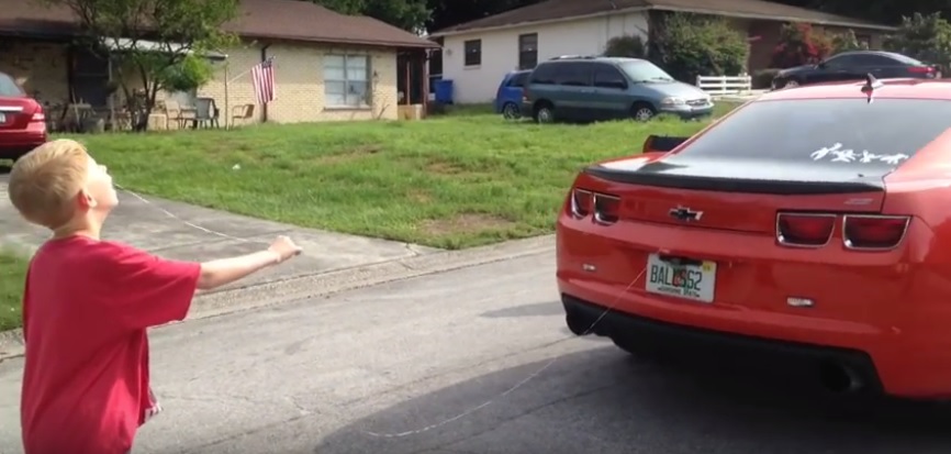 Bocah ini cabut gigi pakai mobil sport Rp 2 miliar, ide gila!