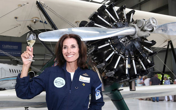 Wanita ini 3 bulan terbangkan pesawat kokpit terbuka Inggris-Australia