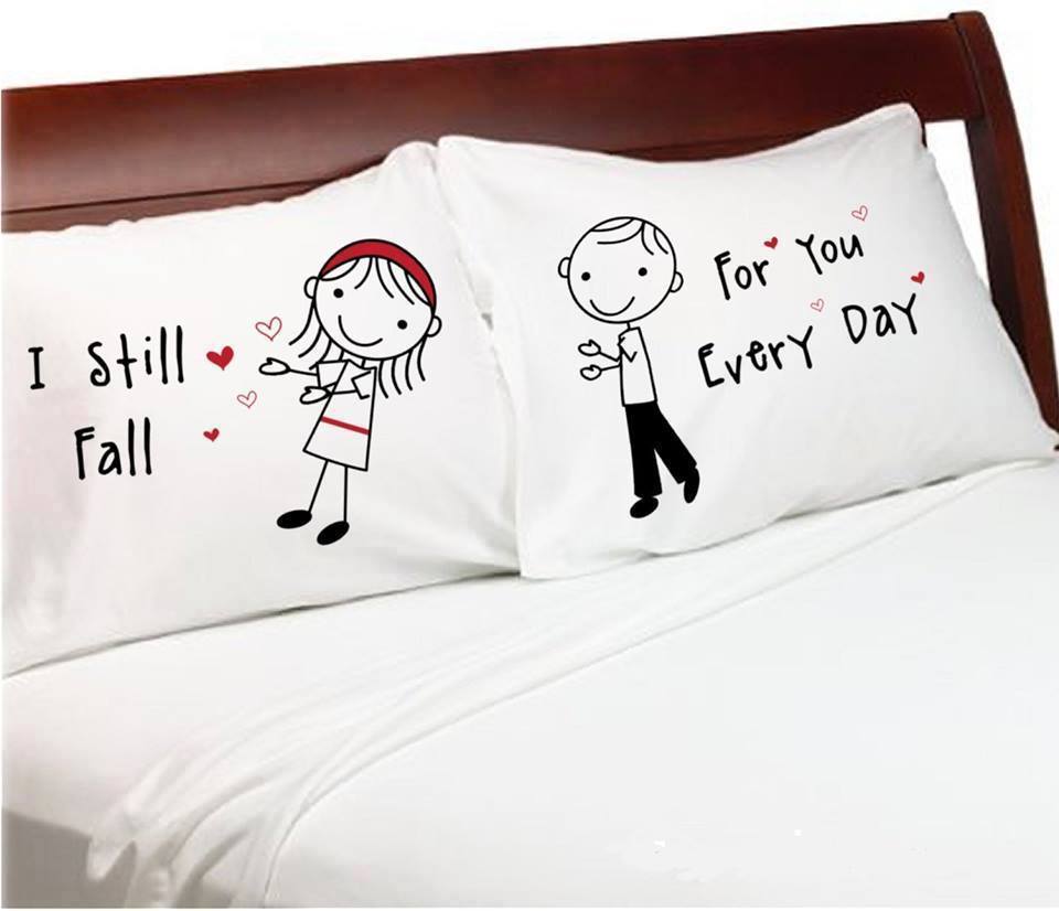 10 Desain bantal couple romantis ini bikin kamu nyenyak tidur