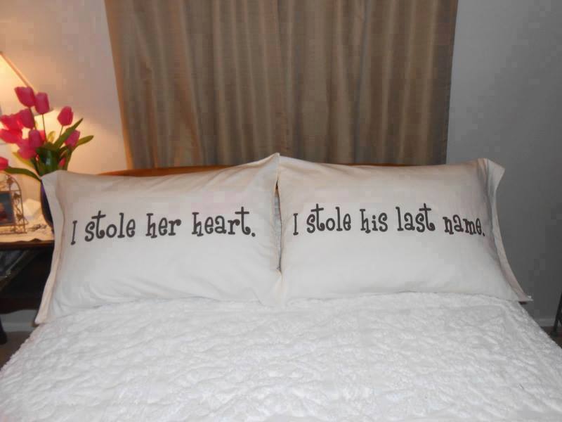 10 Desain bantal couple romantis ini bikin kamu nyenyak tidur