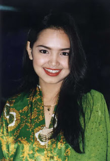 Kamu nggak akan menyangka artis ini terkenal di Indonesia, siapa hayo? Kamu nggak akan menyangka artis ini terkenal di Indonesia, siapa hayo?