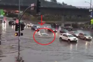 Lamborghini Rp 5,5 miliar 'menyelam' terjang banjir, sulit dipercaya!